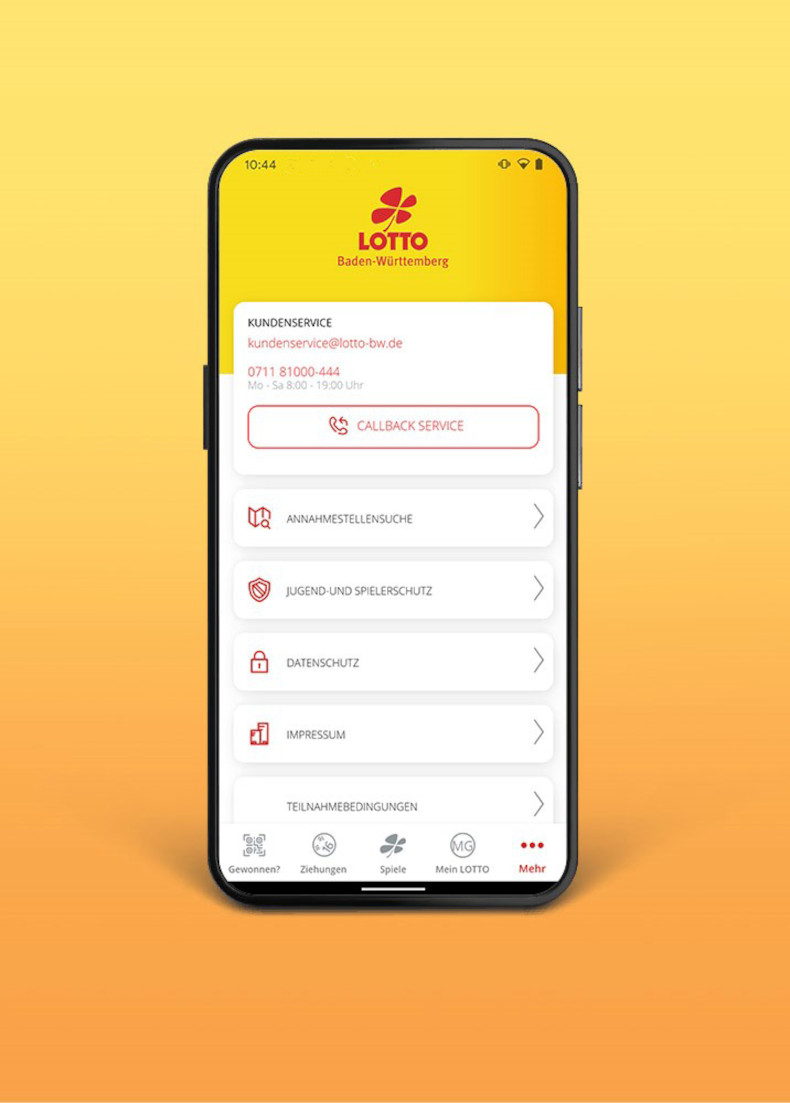 Ein Smartphone ist auf einem gelb-orangenem Hintergrund platziert. In der Lotto BW-App wird der Service-Bereich angezeigt.