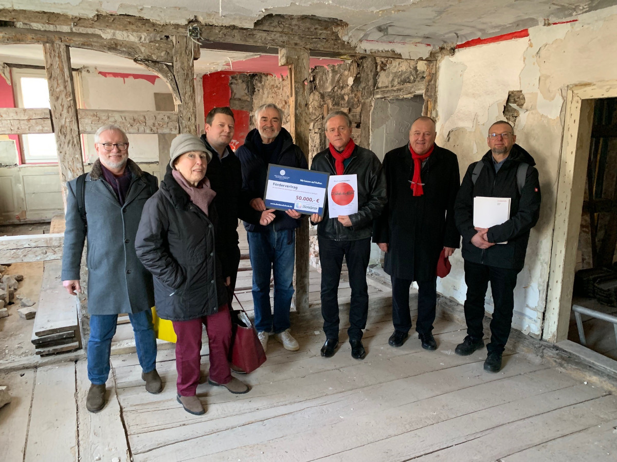 Bei der Übergabe des symbolischen Fördervertrags (von links): Rainer Müller und Maria Rohde vom Ortskuratorium Stuttgart der Deutschen Stiftung Denkmalschutz (DSD), Lotto-Regionaldirektor Michael Layer, Dr. Fritz Fischer von der DSD, Erhard Bruckmann und Herbert Medek vom Verschönerungsverein Stuttgart sowie Till Läpple vom Architekturbüro strebewerk.