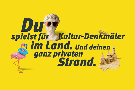 Text auf gelbem Hintergrund: Du spielst für Kultur-Denkmäler im Land. Und deinen ganz privaten Strand.