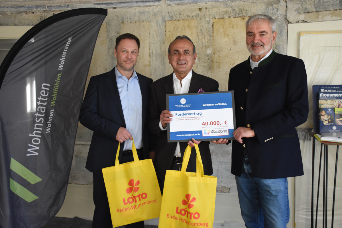 Das Foto zeigt von links: Lotto-Regionaldirektor Marc Frank, Georgios Tsomidis, Geschäftsführer der Wohnstätten Sindelfingen GmbH, und Dr. Fritz Fischer, Leiter des Ortskuratoriums Stuttgart der Deutschen Stiftung Denkmalschutz.