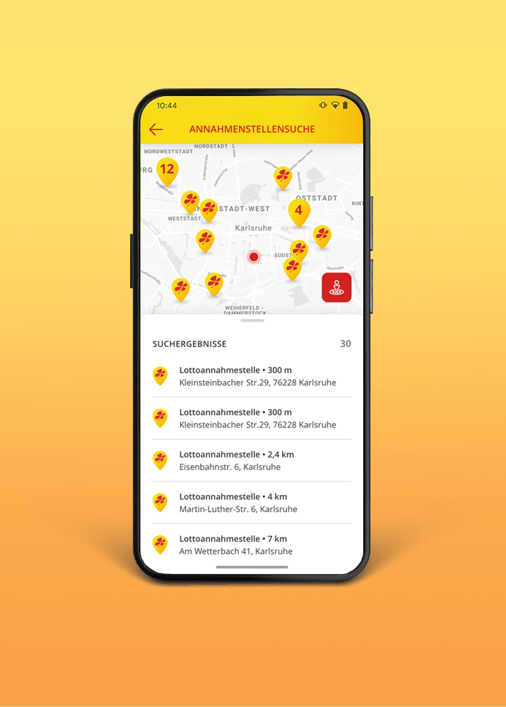 Ein Smartphone ist frontal auf einem gelb-orangenem Hintergrund abgebildet. Das Smartphone zeit die Annahmestellensuche in der Lotto Baden-Württemberg App.