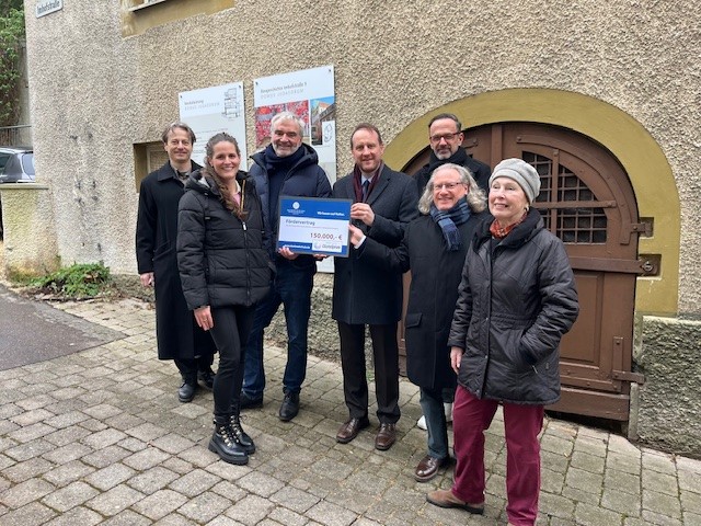 Dr. Fritz Fischer von der DSD und Lotto-Regionaldirektor Frank Ackermann übergeben den symbolischen Fördervertrag für den Erhalt des Domus Judaeorum an Schwäbisch Gmünds Ersten Bürgermeister Christian Baron.