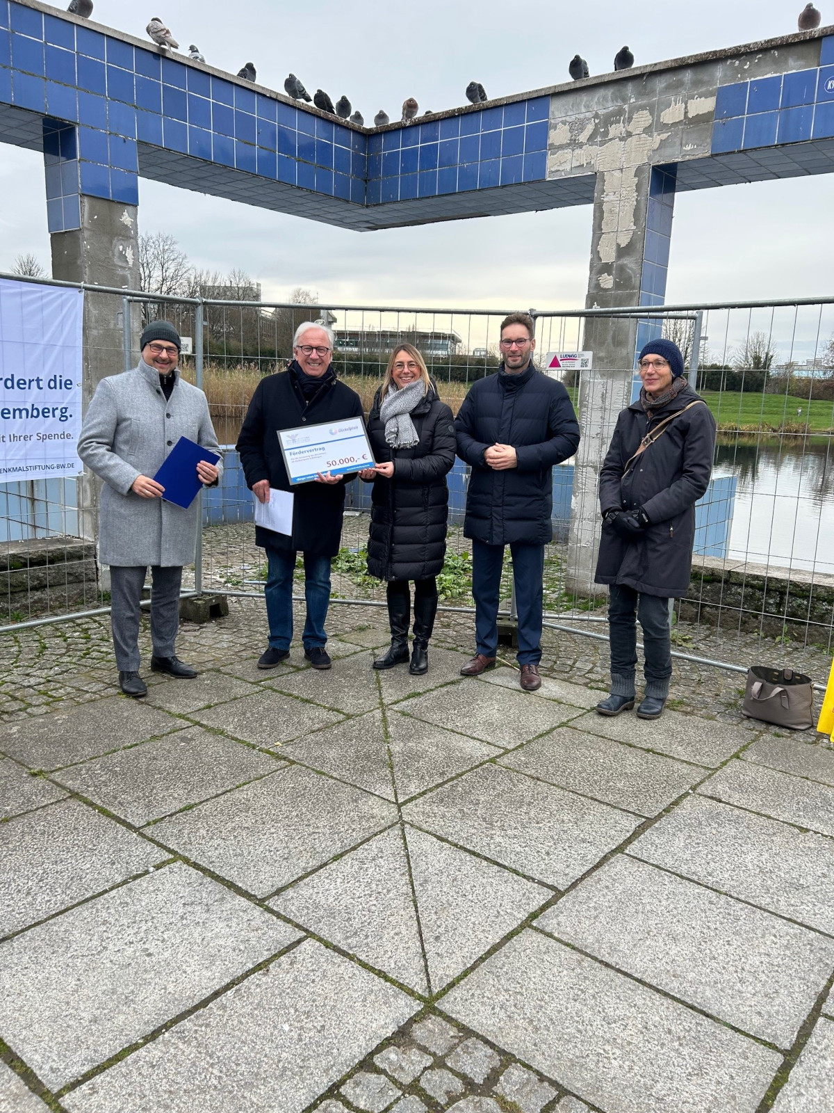 Lotto-Regionaldirektorin Petra Görlach und Wolfgang Riehle von der Denkmalstiftung BW haben den Fördervertrag übergeben. 