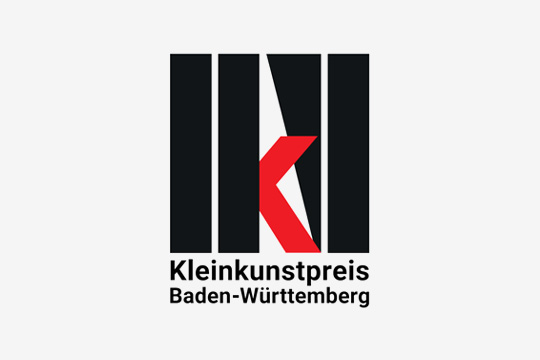 Logo Kleinkunstpreis Baden-Württemberg auf grauem Hintergrund.